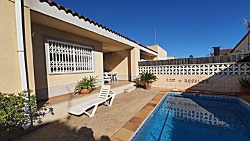 Foto Venta de casa con piscina y terraza en Deltebre, Riumar